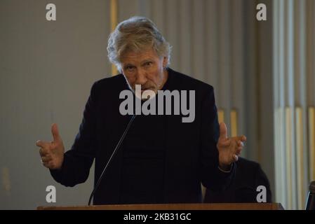 Ancien membre de Pink Floyd, Le chanteur et compositeur britannique Roger Waters a été distingué par l'Assemblée législative de la ville de Buenos Aires comme un honneur invité pour ses efforts dans la reconnaissance des soldats argentins tombés dans la guerre entre l'Argentine et le Kigndom Uni pour les îles Malvinas ou les îles Falkland dans le Année 1982, à Buenos Aires, Argentine, le 8 novembre 2018. À ce jour, 102 soldats argentins décédés dans les îles ont été identifiés dans le cadre d'un projet humanitaire mené par le Comité international de la Croix-Rouge dans la région de Darwin Cementy. (Photo de Mario de Banque D'Images