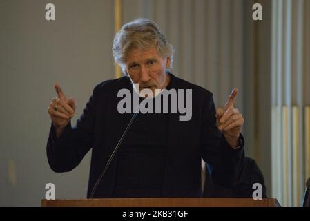 Ancien membre de Pink Floyd, Le chanteur et compositeur britannique Roger Waters a été distingué par l'Assemblée législative de la ville de Buenos Aires comme un honneur invité pour ses efforts dans la reconnaissance des soldats argentins tombés dans la guerre entre l'Argentine et le Kigndom Uni pour les îles Malvinas ou les îles Falkland dans le Année 1982, à Buenos Aires, Argentine, le 8 novembre 2018. À ce jour, 102 soldats argentins décédés dans les îles ont été identifiés dans le cadre d'un projet humanitaire mené par le Comité international de la Croix-Rouge dans la région de Darwin Cementy. (Photo de Mario de Banque D'Images