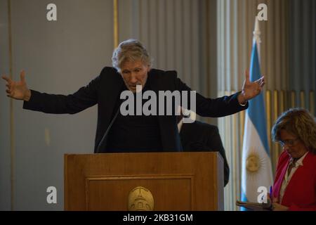 Ancien membre de Pink Floyd, Le chanteur et compositeur britannique Roger Waters a été distingué par l'Assemblée législative de la ville de Buenos Aires comme un honneur invité pour ses efforts dans la reconnaissance des soldats argentins tombés dans la guerre entre l'Argentine et le Kigndom Uni pour les îles Malvinas ou les îles Falkland dans le Année 1982, à Buenos Aires, Argentine, le 8 novembre 2018. À ce jour, 102 soldats argentins décédés dans les îles ont été identifiés dans le cadre d'un projet humanitaire mené par le Comité international de la Croix-Rouge dans la région de Darwin Cementy. (Photo de Mario de Banque D'Images