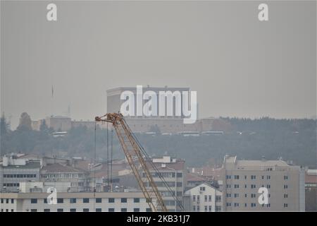 Une photo prise à Ankara sur 9 novembre 2018 montre Anitkabir, le mausolée de Mustafa Kemal Ataturk, le président fondateur de la Turquie moderne, pendant un brouillard intense avant le 80th anniversaire de sa mort sur 10 novembre. (Photo par Altan Gocher/NurPhoto) Banque D'Images