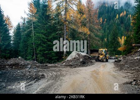 Un escavateur défrichant une route en catastrophe de la ville de Rocca Pietore, les Dolomites italiens, province de Belluno, avec le Serrai di Sottoguda détruit et déchiré par mauvais temps le 7 novembre 2018. (Photo de Roberto Silvino/NurPhoto) Banque D'Images
