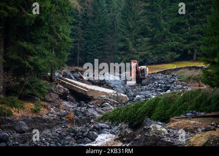 Un escavateur défrichant une route en catastrophe de la ville de Rocca Pietore, les Dolomites italiens, province de Belluno, avec le Serrai di Sottoguda détruit et déchiré par mauvais temps le 7 novembre 2018. (Photo de Roberto Silvino/NurPhoto) Banque D'Images