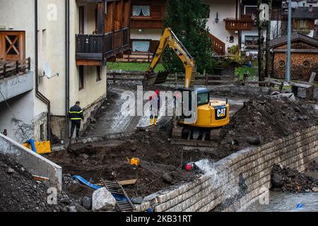 Un escavateur défrichant une route en catastrophe de la ville de Rocca Pietore, les Dolomites italiens, province de Belluno, avec le Serrai di Sottoguda détruit et déchiré par mauvais temps le 7 novembre 2018. (Photo de Roberto Silvino/NurPhoto) Banque D'Images