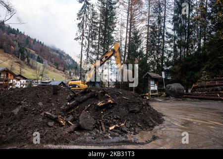 Un escavateur défrichant une route en catastrophe de la ville de Rocca Pietore, les Dolomites italiens, province de Belluno, avec le Serrai di Sottoguda détruit et déchiré par mauvais temps le 7 novembre 2018. (Photo de Roberto Silvino/NurPhoto) Banque D'Images
