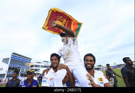 Rangana Herath, cricketer sri-lankais, est porté sur les épaules par d'autres Cricketers sri-lankais après avoir joué son test d'adieu contre l'équipe de cricket de l'Angleterre au stade de cricket de Galle International, à Galle, au Sri Lanka. 11-09-2018 (photo de Thharaka Basnayaka/NurPhoto) Banque D'Images