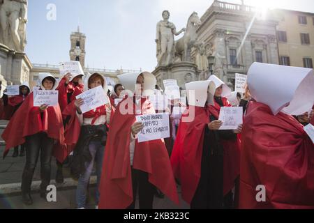 Des femmes habillées se promène dans le centre-ville de Rome lors d'une manifestation sur 10 novembre 2018. Des centaines de femmes se sont rassemblées pour protester contre le projet de loi appelé Pillon, proposé par le sénateur du parti de la Ligue du Nord Simone Pillon, visant à modifier les règles sur la séparation des couples et la garde des enfants (photo de Christian Minelli/NurPhoto) Banque D'Images