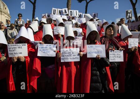 Des femmes habillées de femmes manifestent dans le centre-ville de Rome sur 10 novembre 2018. Des centaines de femmes se sont rassemblées pour protester contre le projet de loi appelé Pillon, proposé par le sénateur du parti de la Ligue du Nord Simone Pillon, visant à modifier les règles sur la séparation des couples et la garde des enfants (photo de Christian Minelli/NurPhoto) Banque D'Images