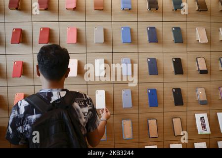 Les clients utilisent le service de la nouvelle boutique Apple Store, au centre commercial "Iconcierge" à Bangkok, Thaïlande, 10 novembre 2018. (Photo par Anusak Laowilas/NurPhoto) Banque D'Images