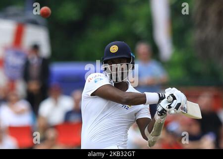 Le cricketer sri lankais Angelo Mathews joue un tir lors de la partie de 4th jours du premier match de cricket d'essai entre le Sri Lanka et l'Angleterre au stade international de cricket de Galle, Galle, Sri Lanka, le 9 novembre 2018. (Photo de Thharaka Basnayaka/NurPhoto) Banque D'Images