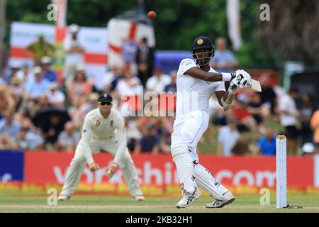 Le cricketer sri lankais Angelo Mathews joue un tir lors de la partie de 4th jours du premier match de cricket d'essai entre le Sri Lanka et l'Angleterre au stade international de cricket de Galle, Galle, Sri Lanka, le 9 novembre 2018. (Photo de Thharaka Basnayaka/NurPhoto) Banque D'Images