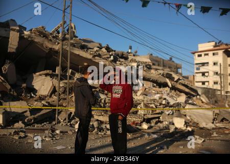 Les Palestiniens vérifient les dégâts dans un quartier résidentiel de la ville de Gaza au début de 13 novembre 2018, à la suite de frappes aériennes israéliennes visant la région du jour au lendemain. - L'avion d'Israël a frappé Gaza sur 12 novembre, tuant trois Palestiniens et en blessant neuf après un barrage de tirs de roquettes sur son territoire depuis l'enclave. La flambée a eu lieu après une opération meurtrière des forces spéciales israéliennes dans la bande de Gaza le week-end qui a laissé le Hamas se venger. (Photo de Majdi Fathi/NurPhoto) Banque D'Images