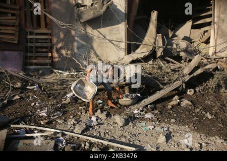 Les Palestiniens vérifient les dégâts dans un quartier résidentiel de la ville de Gaza au début de 13 novembre 2018, à la suite de frappes aériennes israéliennes visant la région du jour au lendemain. - L'avion d'Israël a frappé Gaza sur 12 novembre, tuant trois Palestiniens et en blessant neuf après un barrage de tirs de roquettes sur son territoire depuis l'enclave. La flambée a eu lieu après une opération meurtrière des forces spéciales israéliennes dans la bande de Gaza le week-end qui a laissé le Hamas se venger. (Photo de Majdi Fathi/NurPhoto) Banque D'Images