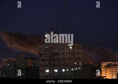 Une photo prise sur la fumée de 13 novembre 2018 s'élève après une attaque aérienne israélienne dans la ville de Gaza, lors d'une attaque aérienne israélienne. - L'armée israélienne a déclaré qu'elle menait des frappes aériennes "dans toute la bande de Gaza" après un tir de roquette de l'enclave palestinienne vers son territoire. (Photo de Majdi Fathi/NurPhoto) Banque D'Images