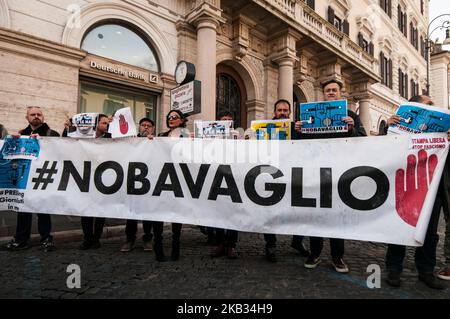 Des journalistes italiens manifestent à Rome, sur 13 novembre 2018, lors d'une foule éclair de défense de la liberté de la presse. (Photo par Andrea Ronchini/NurPhoto) Banque D'Images