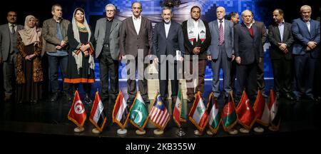 Les participants posent pour une photo de groupe lors du Séminaire mondial des syndicats des auteurs et éditeurs pro-Moqawama et de la résistance à Téhéran-Iran. Sur 14 novembre 2018. (Photo de Rouzbeh Fouladi/NurPhoto) Banque D'Images