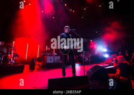 Paul Banks, du groupe de rock américain Interpol, se produire en direct au Royal Albert Hall, Londres, on 14 novembre 2018. Le groupe est en tournée pour promouvoir son nouvel album 'Marauder'. La composition du groupe est composée de Paul Banks (voix, guitare), Daniel Kessler (basse) et Sam Fogarino (batterie). (Photo par Alberto Pezzali/NurPhoto) Banque D'Images