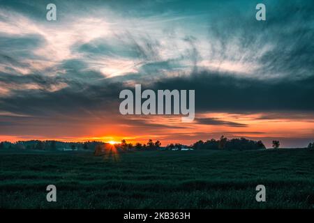 Coucher de soleil sur le terrain à Borek (Pologne, Kashubia) Banque D'Images