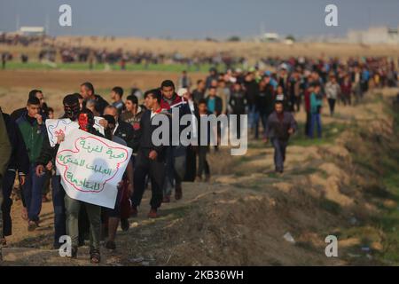 Les manifestants palestiniens portent des drapeaux nationaux lorsqu'ils se rassemblent lors d'une manifestation, à l'est de la ville de Gaza, près de la frontière israélienne sur 16 novembre 2018. - Le cessez-le-feu de Gaza, qui a mis fin à la pire flambée entre Israël et les dirigeants islamistes du territoire, le Hamas, depuis la guerre de 2014, est confronté à son premier test majeur sur l'16 novembre alors que les manifestants palestiniens devraient se rassembler le long de la frontière pour des manifestations de masse qui ont déclenché des violences mortelles les semaines précédentes. (Photo de Majdi Fathi/NurPhoto) Banque D'Images