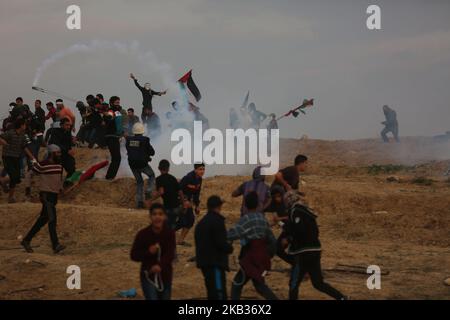 Les manifestants palestiniens portent des drapeaux nationaux lorsqu'ils se rassemblent lors d'une manifestation, à l'est de la ville de Gaza, près de la frontière israélienne sur 16 novembre 2018. - Le cessez-le-feu de Gaza, qui a mis fin à la pire flambée entre Israël et les dirigeants islamistes du territoire, le Hamas, depuis la guerre de 2014, est confronté à son premier test majeur sur l'16 novembre alors que les manifestants palestiniens devraient se rassembler le long de la frontière pour des manifestations de masse qui ont déclenché des violences mortelles les semaines précédentes. (Photo de Majdi Fathi/NurPhoto) Banque D'Images