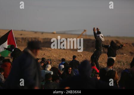 Les manifestants palestiniens portent des drapeaux nationaux lorsqu'ils se rassemblent lors d'une manifestation, à l'est de la ville de Gaza, près de la frontière israélienne sur 16 novembre 2018. - Le cessez-le-feu de Gaza, qui a mis fin à la pire flambée entre Israël et les dirigeants islamistes du territoire, le Hamas, depuis la guerre de 2014, est confronté à son premier test majeur sur l'16 novembre alors que les manifestants palestiniens devraient se rassembler le long de la frontière pour des manifestations de masse qui ont déclenché des violences mortelles les semaines précédentes. (Photo de Majdi Fathi/NurPhoto) Banque D'Images