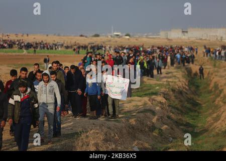 Les manifestants palestiniens portent des drapeaux nationaux lorsqu'ils se rassemblent lors d'une manifestation, à l'est de la ville de Gaza, près de la frontière israélienne sur 16 novembre 2018. - Le cessez-le-feu de Gaza, qui a mis fin à la pire flambée entre Israël et les dirigeants islamistes du territoire, le Hamas, depuis la guerre de 2014, est confronté à son premier test majeur sur l'16 novembre alors que les manifestants palestiniens devraient se rassembler le long de la frontière pour des manifestations de masse qui ont déclenché des violences mortelles les semaines précédentes. (Photo de Majdi Fathi/NurPhoto) Banque D'Images