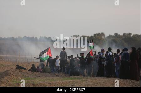 Les manifestants palestiniens portent des drapeaux nationaux lorsqu'ils se rassemblent lors d'une manifestation, à l'est de la ville de Gaza, près de la frontière israélienne sur 16 novembre 2018. - Le cessez-le-feu de Gaza, qui a mis fin à la pire flambée entre Israël et les dirigeants islamistes du territoire, le Hamas, depuis la guerre de 2014, est confronté à son premier test majeur sur l'16 novembre alors que les manifestants palestiniens devraient se rassembler le long de la frontière pour des manifestations de masse qui ont déclenché des violences mortelles les semaines précédentes. (Photo de Majdi Fathi/NurPhoto) Banque D'Images