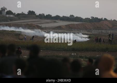 Les manifestants palestiniens portent des drapeaux nationaux lorsqu'ils se rassemblent lors d'une manifestation, à l'est de la ville de Gaza, près de la frontière israélienne sur 16 novembre 2018. - Le cessez-le-feu de Gaza, qui a mis fin à la pire flambée entre Israël et les dirigeants islamistes du territoire, le Hamas, depuis la guerre de 2014, est confronté à son premier test majeur sur l'16 novembre alors que les manifestants palestiniens devraient se rassembler le long de la frontière pour des manifestations de masse qui ont déclenché des violences mortelles les semaines précédentes. (Photo de Majdi Fathi/NurPhoto) Banque D'Images