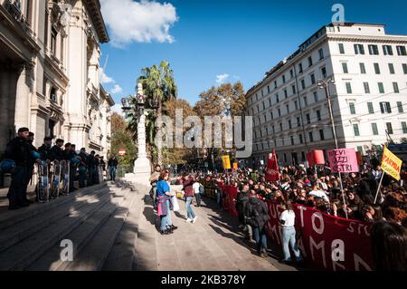 Des étudiants protestent à Rome, en Italie, contre 16 novembre 2018 contre les réductions des dépenses du gouvernement italien et contre le manque d'investissements dans l'éducation. (Photo par Andrea Ronchini/NurPhoto) Banque D'Images