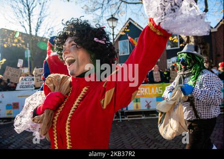 17 novembre, Zaanstad. Comme chaque année le premier samedi après le 11 novembre, les Sinterklaas vêtus de rouge et de blanc (St. Nicholas) arrive en bateau à vapeur en grand fanfare. L'arrivée nationale de Sinterklaas est dans le nord de la Hollande, Zaanstad, dans les Zaanse Schans. Près de 25,000 visiteurs se rendent sur les canaux pour saluer le grand Saint barbu et ses aides, des types de joaillettes appelés “Zwarte Pieten” ou “Black Petes”. (Photo par Romy Arroyo Fernandez/NurPhoto) Banque D'Images