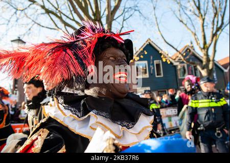 17 novembre, Zaanstad. Comme chaque année le premier samedi après le 11 novembre, les Sinterklaas vêtus de rouge et de blanc (St. Nicholas) arrive en bateau à vapeur en grand fanfare. L'arrivée nationale de Sinterklaas est dans le nord de la Hollande, Zaanstad, dans les Zaanse Schans. Près de 25,000 visiteurs se rendent sur les canaux pour saluer le grand Saint barbu et ses aides, des types de joaillettes appelés “Zwarte Pieten” ou “Black Petes”. (Photo par Romy Arroyo Fernandez/NurPhoto) Banque D'Images