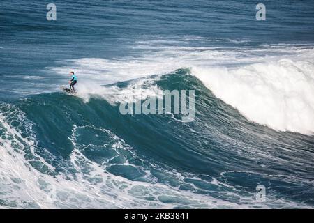 Le surfeur portugais, Alex Botelho sur la vague. Le WSL Big Wave Tour (BWT) a émis une alerte verte pour le défi Nazaré à Nazaré, au Portugal, qui se couronne vendredi, à 16 novembre 2018. (Photo de Henrique Casinhas/NurPhoto) Banque D'Images