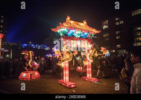 13th Light Festival GLOW à Eindhoven, pays-Bas. GLOW a lieu du 10 au 17 novembre 2018. Des projets d'art léger illumineront les bâtiments d'artistes des pays-Bas et de l'étranger. Les projets sont tous reliés par un itinéraire de marche à travers le centre-ville faisant d'Eindhoven un musée en plein air dans la nuit. (Photo de Nicolas Economou/NurPhoto) Banque D'Images