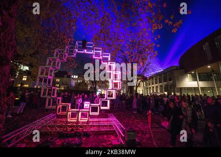 13th Light Festival GLOW à Eindhoven, pays-Bas. GLOW a lieu du 10 au 17 novembre 2018. Des projets d'art léger illumineront les bâtiments d'artistes des pays-Bas et de l'étranger. Les projets sont tous reliés par un itinéraire de marche à travers le centre-ville faisant d'Eindhoven un musée en plein air dans la nuit. (Photo de Nicolas Economou/NurPhoto) Banque D'Images