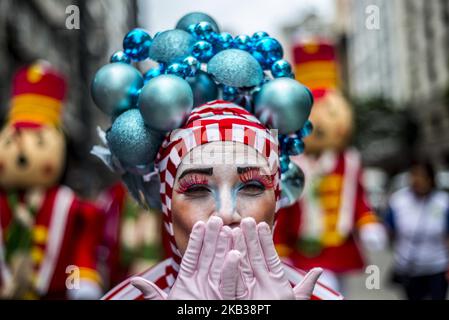 Femme vêtue comme costume de noël lors des célébrations de Noël à Sao Paulo, Brésil, le 17 novembre 2018. Le Père Noël se réjouit des enfants et des adultes sur l'Avenida Paulista. (Photo de Cris Faga/NurPhoto) Banque D'Images