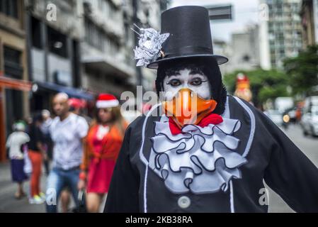 Homme vêtu de costume de noël lors des célébrations de Noël à Sao Paulo, Brésil, le 17 novembre 2018. Le Père Noël se réjouit des enfants et des adultes sur l'Avenida Paulista. (Photo de Cris Faga/NurPhoto) Banque D'Images