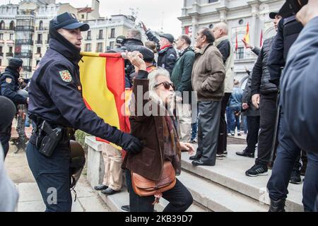 Un partisan de Franco s'est fait crier auprès des militants de la FEMIN après avoir protesté contre le fascisme lors d'un rassemblement commémorant le 43rd anniversaire de la mort de l'ancien dictateur espagnol, le général Francisco Franco, sur la Plaza de Oriente on 18 novembre 2018, à Madrid, en Espagne. Le général Francisco Franco Bahamonde a été le dictateur de l'Espagne de 1939, après la fin de la guerre civile espagnole, jusqu'à sa mort en 1975. Son régime fasciste a été soutenu par l'Allemagne nazie et Mussolini en Italie. (Photo d'Alvaro Fuente/NurPhoto) Banque D'Images