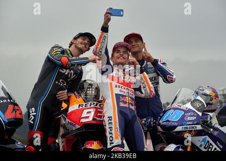 (G-D) Francesco Bagnaia (42) d'Italie et Sky Racing Team Vr46 Kalex, Marc Marquez (93) d'Espagne et Repsol Honda Team et Jorge Martin (88) d'Espagne et Del Conca Gresini Moto3 posent pour la photo des champions du monde après le Gran Premio Motul de la Comunitat Valenciana au circuit Ricardo Tormo à Valence, Espagne, le 18th novembre 2018 (Photo de Jose Breton/NurPhoto) Banque D'Images