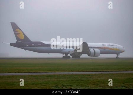 Jet Airways Boeing 777-300 dans la brume de l'aéroport international d'Amsterdam Schiphol. L'immatriculation de l'aéronef est VT-JEQ et est un Boeing 777-300 ER ou 777-35R(ER). Jet Airways utilise Amsterdam comme une plaque tournante et relie AMS à Bengaluru, Delhi, Mumbai et Toronto Pearson. La compagnie aérienne exploite une flotte de 124 avions, dont 10 Boeing 777 et 230 de plus en commande. L'avion est arrivé de Toronto et atterrit en 18R dans le brouillard ou sur la célèbre piste de Polderbaan. (Photo de Nicolas Economou/NurPhoto) Banque D'Images