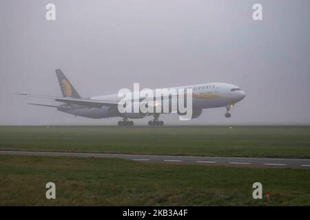 Jet Airways Boeing 777-300 dans la brume de l'aéroport international d'Amsterdam Schiphol. L'immatriculation de l'aéronef est VT-JEQ et est un Boeing 777-300 ER ou 777-35R(ER). Jet Airways utilise Amsterdam comme une plaque tournante et relie AMS à Bengaluru, Delhi, Mumbai et Toronto Pearson. La compagnie aérienne exploite une flotte de 124 avions, dont 10 Boeing 777 et 230 de plus en commande. L'avion est arrivé de Toronto et atterrit en 18R dans le brouillard ou sur la célèbre piste de Polderbaan. (Photo de Nicolas Economou/NurPhoto) Banque D'Images