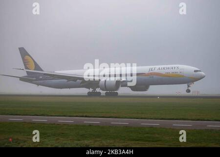 Jet Airways Boeing 777-300 dans la brume de l'aéroport international d'Amsterdam Schiphol. L'immatriculation de l'aéronef est VT-JEQ et est un Boeing 777-300 ER ou 777-35R(ER). Jet Airways utilise Amsterdam comme une plaque tournante et relie AMS à Bengaluru, Delhi, Mumbai et Toronto Pearson. La compagnie aérienne exploite une flotte de 124 avions, dont 10 Boeing 777 et 230 de plus en commande. L'avion est arrivé de Toronto et atterrit en 18R dans le brouillard ou sur la célèbre piste de Polderbaan. (Photo de Nicolas Economou/NurPhoto) Banque D'Images