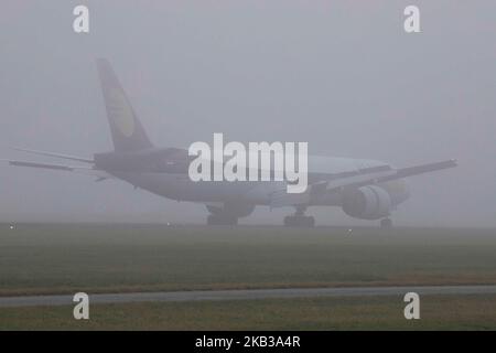 Jet Airways Boeing 777-300 dans la brume de l'aéroport international d'Amsterdam Schiphol. L'immatriculation de l'aéronef est VT-JEQ et est un Boeing 777-300 ER ou 777-35R(ER). Jet Airways utilise Amsterdam comme une plaque tournante et relie AMS à Bengaluru, Delhi, Mumbai et Toronto Pearson. La compagnie aérienne exploite une flotte de 124 avions, dont 10 Boeing 777 et 230 de plus en commande. L'avion est arrivé de Toronto et atterrit en 18R dans le brouillard ou sur la célèbre piste de Polderbaan. (Photo de Nicolas Economou/NurPhoto) Banque D'Images