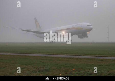 Jet Airways Boeing 777-300 dans la brume de l'aéroport international d'Amsterdam Schiphol. L'immatriculation de l'aéronef est VT-JEQ et est un Boeing 777-300 ER ou 777-35R(ER). Jet Airways utilise Amsterdam comme une plaque tournante et relie AMS à Bengaluru, Delhi, Mumbai et Toronto Pearson. La compagnie aérienne exploite une flotte de 124 avions, dont 10 Boeing 777 et 230 de plus en commande. L'avion est arrivé de Toronto et atterrit en 18R dans le brouillard ou sur la célèbre piste de Polderbaan. (Photo de Nicolas Economou/NurPhoto) Banque D'Images