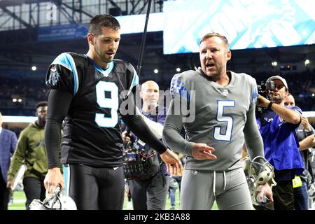 Le lanceur Carolina Panthers Graham Gano (9) quitte le terrain avec le lanceur Detroit Lions Matt Prater (5) après la conclusion du match de football NFL contre les Detroit Lions à Detroit, Michigan, États-Unis, dimanche, 18 novembre 2018. (Photo par Amy Lemus/NurPhoto) Banque D'Images