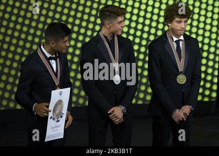 (G-D) Jorge Martin Champion du monde, Fabio Di Giannantonio, gagnant et Marco Bezzecchi troisième de Moto3 lors de la cérémonie de remise des prix FIM après le Gran Premio Motul de la Comunitat Valenciana, au Palacio de Congresos de Valence, Espagne, le 18 novembre 2018. (Photo de Jose Breton/NurPhoto) Banque D'Images