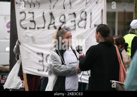 Une infirmière privée parle avec la presse lors d'une manifestation devant le siège du Ministère de la Santé à Paris, sur 20 novembre 2018, pour protester contre leur statut dans les mesures d'un plan de santé présenté par le Président français Emmanuel Macron en septembre 2018. Emmanuel Macron a promis le recrutement de 4 000 assistants médicaux dans les zones urbaines d'ici 2022 pour gérer la paperasserie, réaliser des gestes médicaux simples comme des contrôles de tension artérielle et libérer des médecins. L'état exact et les descriptions de poste doivent être précisés dans 2019. (Photo de Michel Stoupak/NurPhoto) Banque D'Images