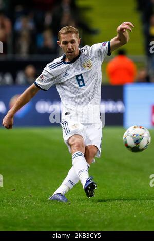 Yury Gazinsky de Russie passe le ballon lors du match du groupe 2 de la Ligue des Nations de l'UEFA entre la Suède et la Russie sur 20 novembre 2018 à l'arène Friends de Stockholm, en Suède. (Photo de Mike Kireev/NurPhoto) Banque D'Images