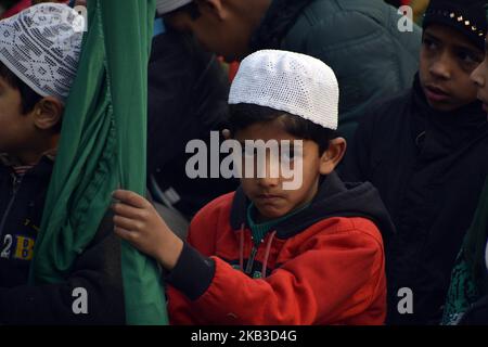 21 novembre 2018 - Srinagar, Jammu-et-Cachemire, Inde - le jeune garçon musulman de Kashmiri participe à une procession religieuse pendant Eid-E-Milad, ou à l'anniversaire de naissance du prophète Mohammad à Mir Shamasdin, lieu de culte irakien de la R.A situé à Srinagar, la capitale estivale du Cachemire contrôlé par l'Inde. (Photo de Masrat Jan/NurPhoto) Banque D'Images