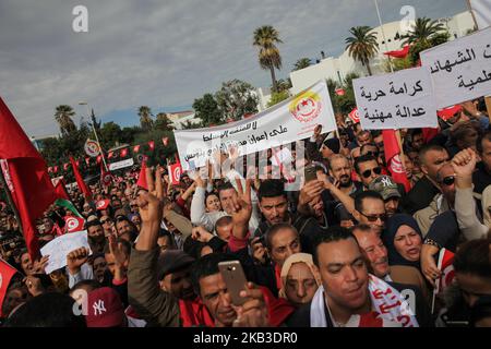 Syndicalistes du Syndicat général du travail tunisien (français : UGTT), assistez au discours de Nourredine Taboubi, secrétaire général de l'UGTT lors d'un rassemblement tenu à l'extérieur du bâtiment de l'Assemblée des représentants du peuple (ARP) à Bardo, Tunis, sur 22 novembre 2018, dans le cadre de la grève générale de la fonction publique. Après des négociations infructueuses d'augmentation de salaire avec le gouvernement de Youssef Chahed, l'UGTT a appelé à la grève générale observée par les fonctionnaires en Tunisie. (Photo de Chedly Ben Ibrahim/NurPhoto) Banque D'Images