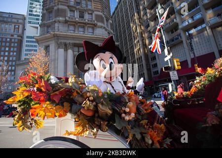 Minnie et Mickey Mouse sont vus sur un terrain de Walt Disney lors de la parade du jour de Thanksgiving à Philadelphie, 22 novembre 2018. Des milliers de spectateurs se détournent le long de la Ben Franklin Parkway dans le centre-ville de Philadelphie pour la parade de Thanksgiving 6ABC de Dunkin' Donuts. Les températures planaient au milieu des années 20 avec des vents modérés.(photo de Michael Candelori/NurPhoto) Banque D'Images