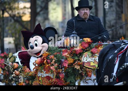 Disney's Mini et Mickey Mouse à bord d'une calèche Walt Disney World lors du défilé annuel de Thanksgiving 99th 6ABC/Dunkin' Donuts, à Philadelphie, en Pennsylvanie, sur 22 novembre 2018. La parade annuelle sur Benjamin Franklin Parkway est la plus ancienne du pays. (Photo de Bastiaan Slabbers/NurPhoto) Banque D'Images